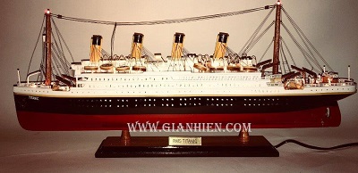RMS Titanic With Light Boat Model